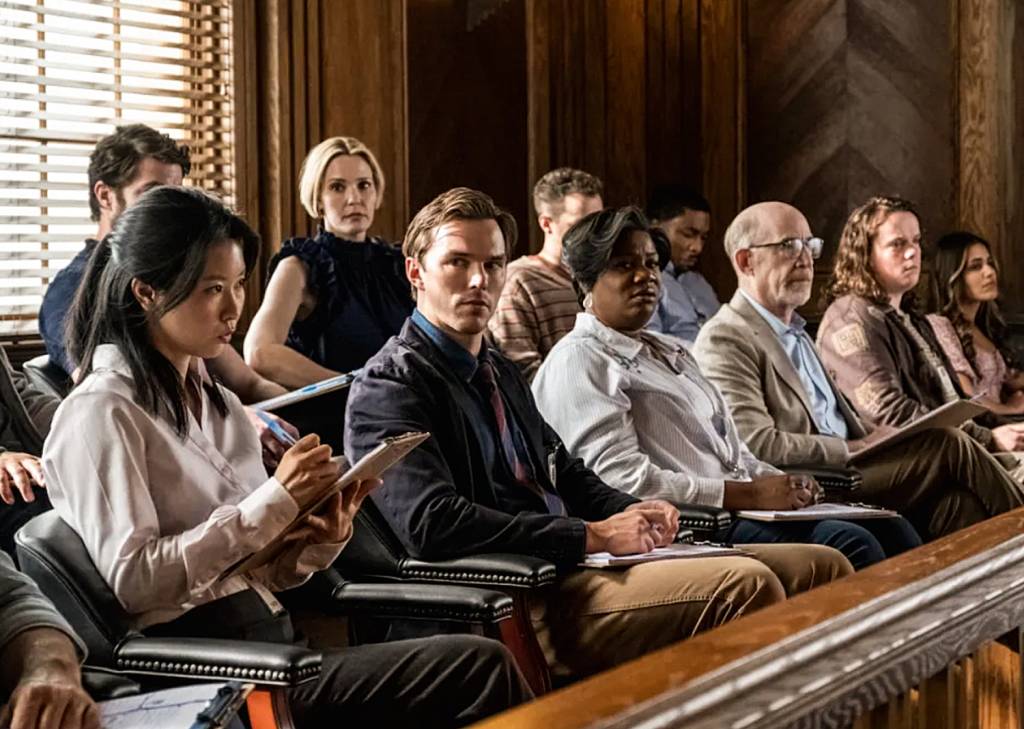 1-Maior)—MV5BMGJhZTBiYjYtZjlmMi00MDkyLWEwYmItNjNiMTE0MGRkMzZmXkEyXkFqcGc@._V1_.jpg DILEMA - Nicholas Hoult (no centro) no filme: um jurado que tem culpa no cartório