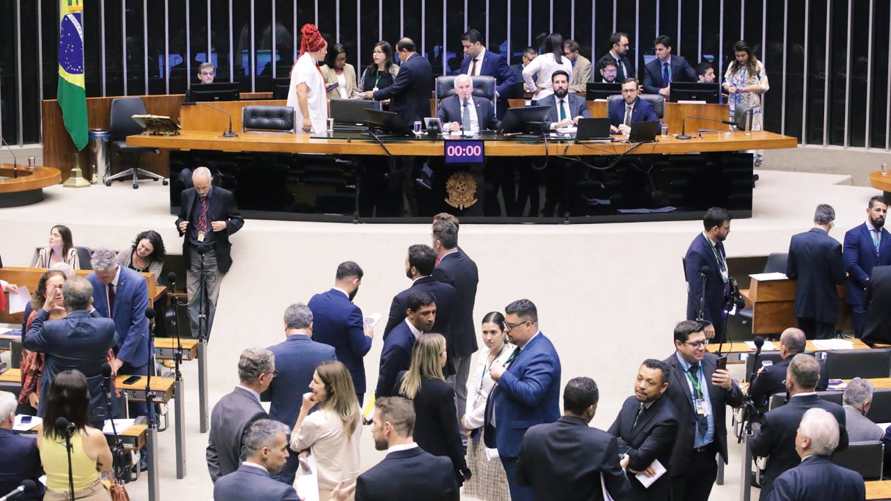 NA CÂMARA - Plenário: deputados ensaiam motim capaz de travar a tramitação de projetos importantes