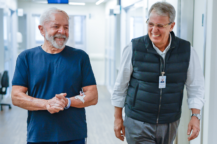 Lula e o neurocirurgião Marcos Stavale caminham em corredor do Sírio-Libanês