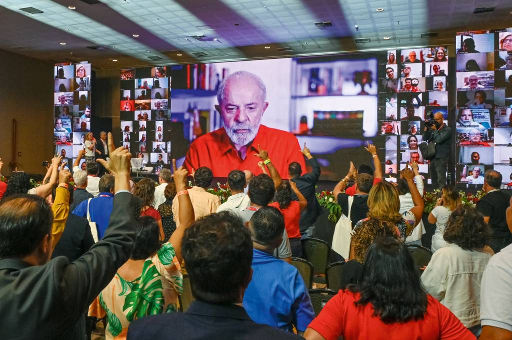 2D-(1)-54189250071_87bf8889a3_o.jpg FORÇA - O petista sendo saudado em seminário do partido em Brasília: liderança apesar da relação difícil com a legenda