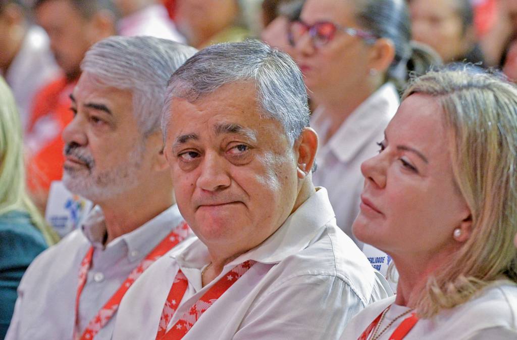 2D-(2)-54188358272_f5988dd02d_o.jpg PREOCUPAÇÃO - Humberto Costa, José Guimarães e Gleisi Hoffmann: sigla marca posição contra políticas do governo