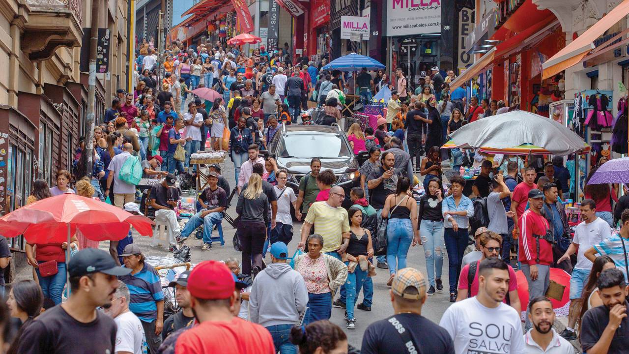 ÀS COMPRAS - Comércio de rua em São Paulo: emprego e salários em alta impulsionam o consumo