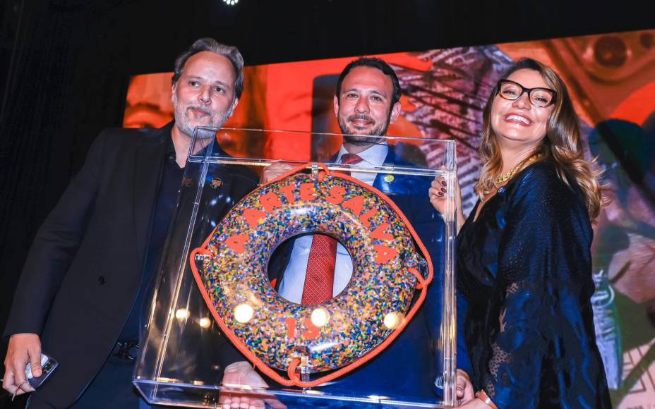 Marco Aurélio Carvalho entrega presente do Prerrogativas a Janja: obra do artista plástico Eduardo Srur
