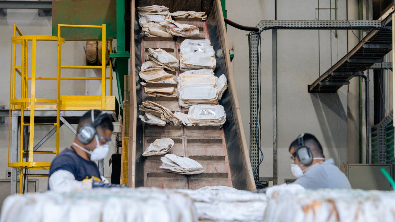 As embalagens ambientalmente corretas são feitas de resina pós-consumo, matéria-prima reciclada