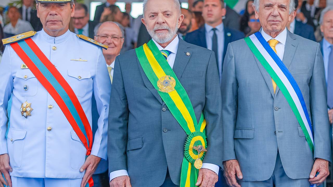 O almirante Marcos Olsen, comandante da Marinha, o presidente da República, Luiz Inácio Lula da Silva, e o ministro da Defesa, José Múcio, durante o desfile de 7 de Setembro deste ano, na Esplanada dos Ministérios, em Brasília