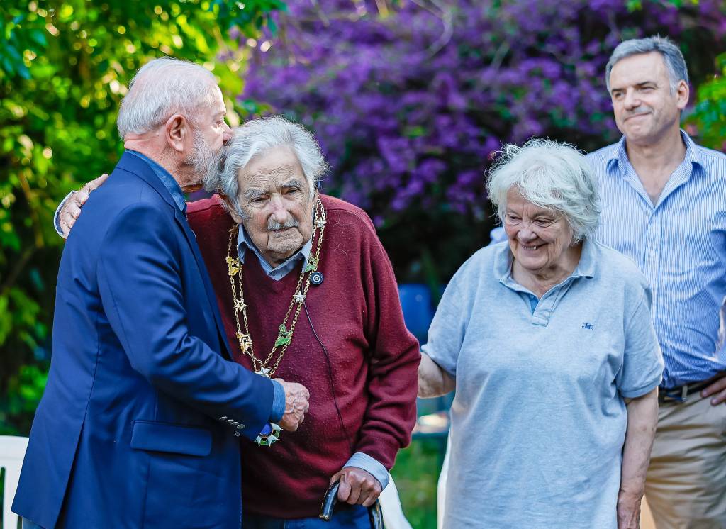 Emocionado, Lula concede maior honraria brasileira a Mujica, ex-presidente do Uruguai