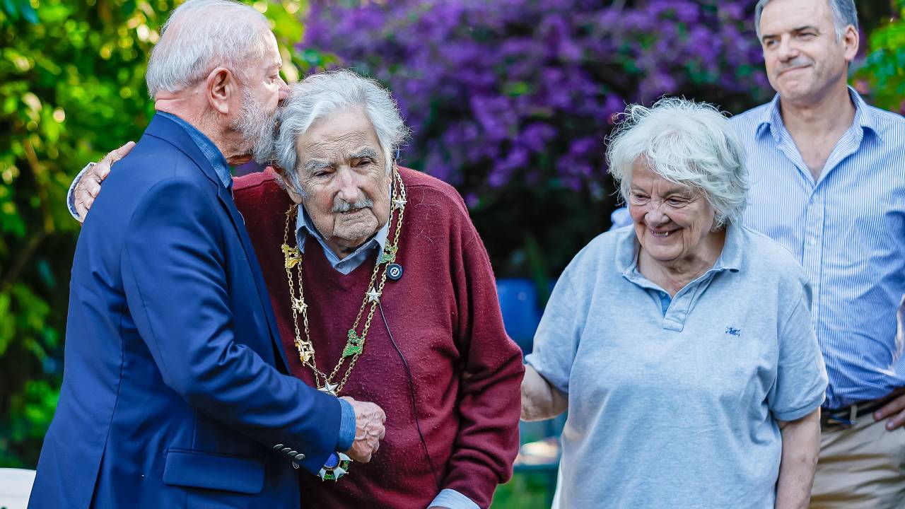 Presidente da República, Luiz Inácio Lula da Silva concedeu a Ordem Nacional do Cruzeiro do Sul ao ex-presidente do Uruguai, Pepe Mujica. 05/12/2024
