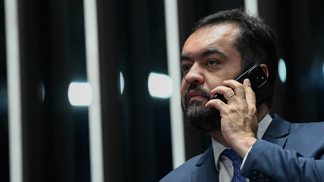 Claudio Castro fala ao telefone no plenário do Senado durante a votação do Propag