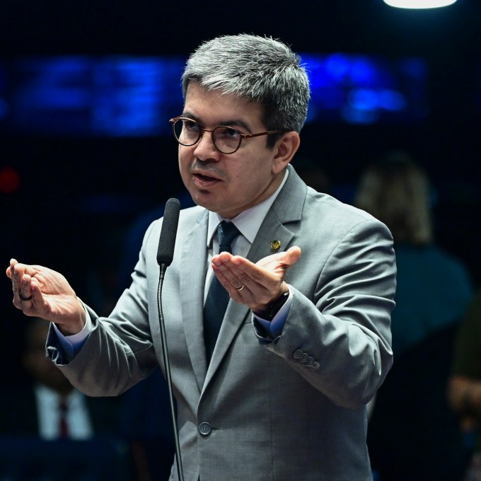 Reclamações de parlamentares sobre Randolfe chegam ao Planalto e incomodam Guimarães