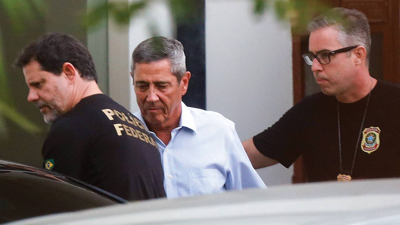 INÉDITO - Ex-ministro é levado pela PF no Rio: primeira vez que um general de quatro estrelas é preso no país por ordem judicial