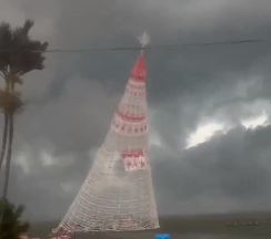 Árvore de Natal gigante cai em cidade no Rio e deixa um trabalhador morto