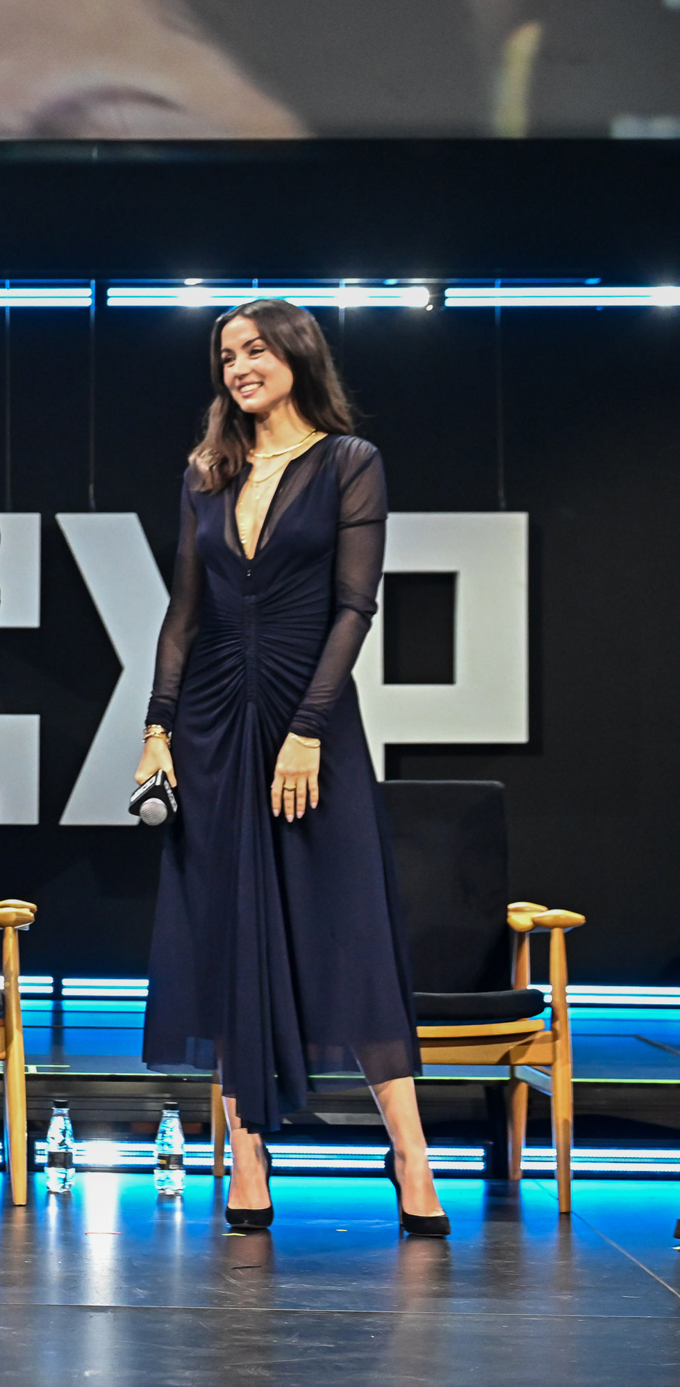 Painel do Bailarina com Ana de Armas, na CCXP 2025 Ana de Armas: transparência sofisticada