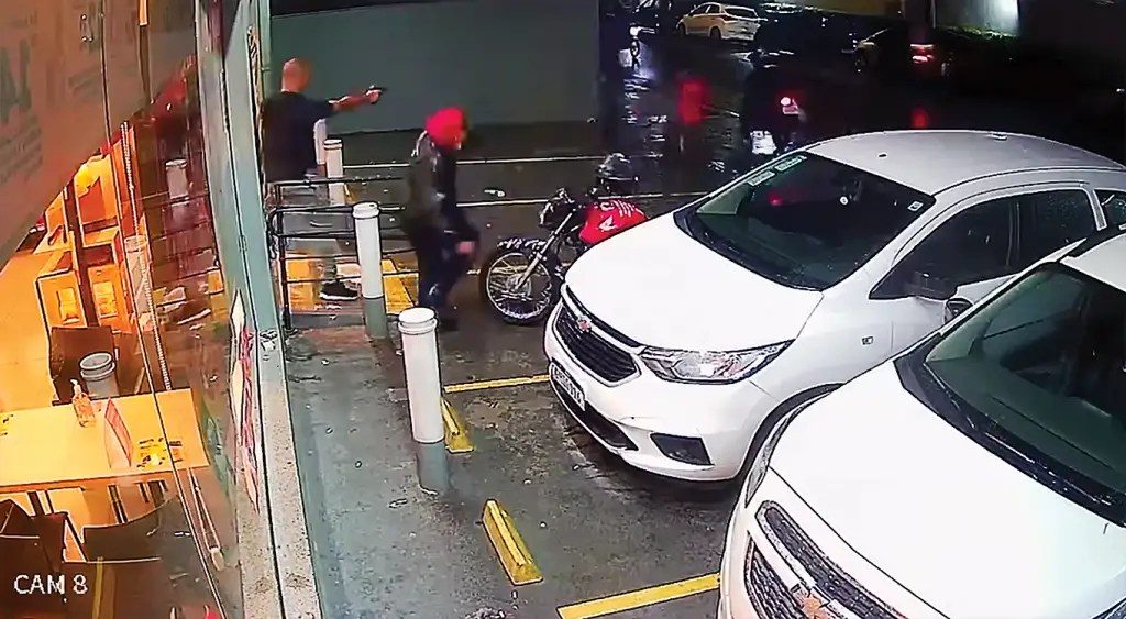 Câmeras de segurança captam momento em que o PM Vinicius Britto atira em Gabriel Renan