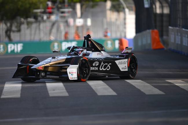 Sao Paulo E-Prix Round 1 SAO PAULO, BRAZIL - DECEMBER 07: Mitch Evans of New Zealand driving the Jaguar TCS Racing Jaguar I-TYPE 7 at Sao Paulo Street Circuit on December 07, 2024 in Sao Paulo, Brazil. (Photo by Simon Galloway/LAT Images for Formula E)