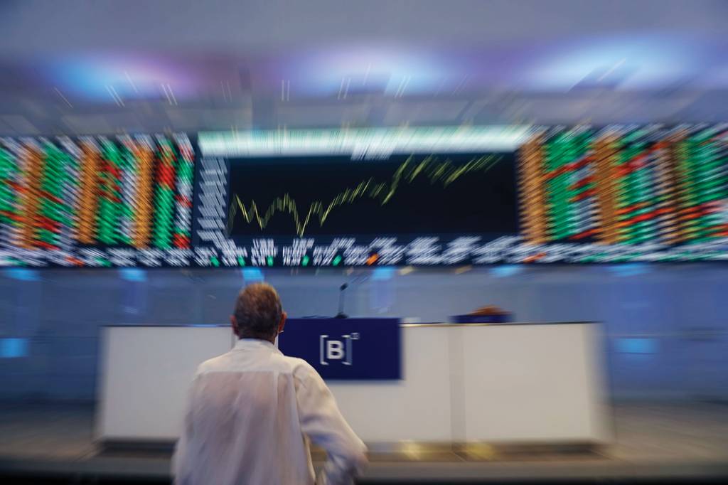 GettyImages-1231341708 EM BAIXA - Painel da B3: desconfiança e juro alto murcharam a bolsa de valores