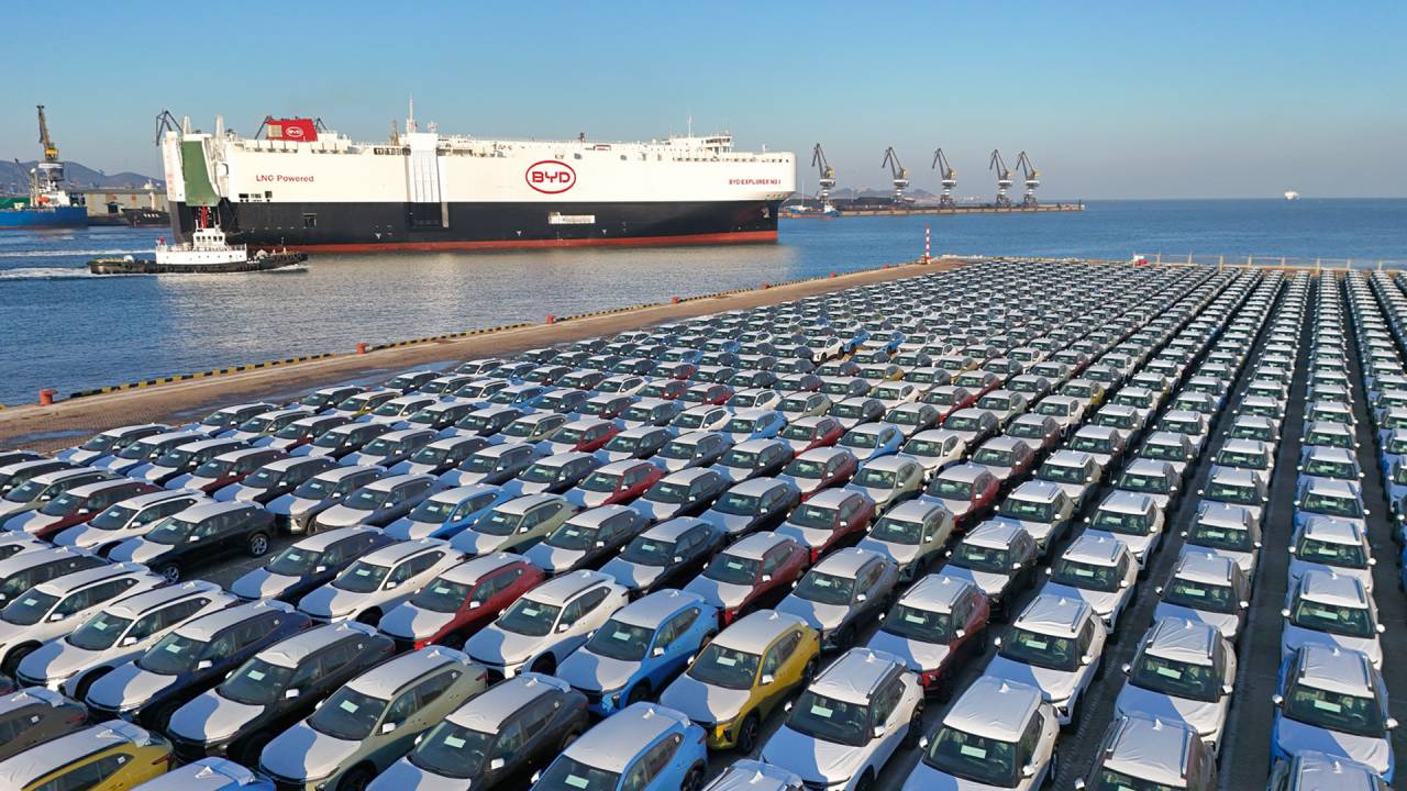 INVASÃO - Veículos da montadora BYD chegam ao Brasil: sobretaxa a carros elétricos da China acirra guerra comercial