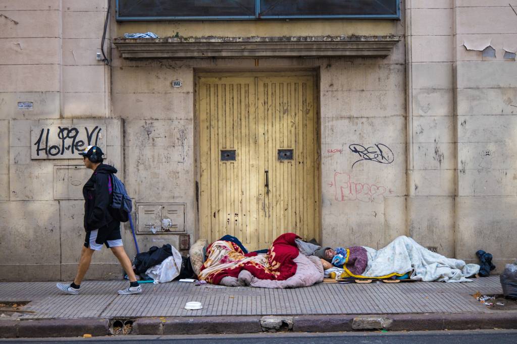 GettyImages-2156789444.jpg Miséria em rua de Buenos Aires: a economia deve encolher 3,5% no ano