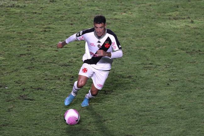 Vasco Da Gama v Cuiaba – Brasileirao 2024 RIO DE JANEIRO, BRAZIL - OCTOBER 24: Philippe Coutinho of Vasco da Gama controls the ball during the match between Vasco Da Gama and Cuiaba as part of Brasileirao 2024 on Sao Januario Stadium on October 24, 2024 in Rio de Janeiro, Brazil. (Photo by Wagner Meier/Getty Images)