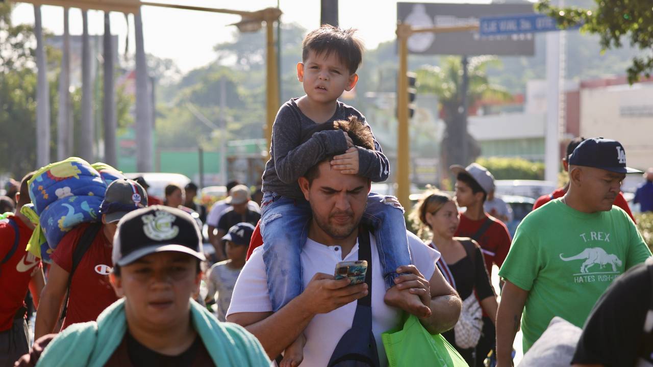 Centenas de migrantes caminham em uma caravana no dia da eleição presidencial dos EUA, a cidade de Tapachula, no México. 05/11/2024
