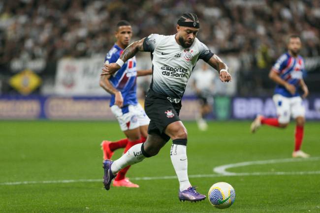SAO PAULO, BRAZIL - DECEMBER 3: Memphis Depay of Corinthians runs with the ball during the Brasileirao 2024 match between Corinthians and Bahia at Neo Quimica Arena on December 3, 2024 in Sao Paulo, Brazil. (Photo by Ricardo Moreira/Getty Images)