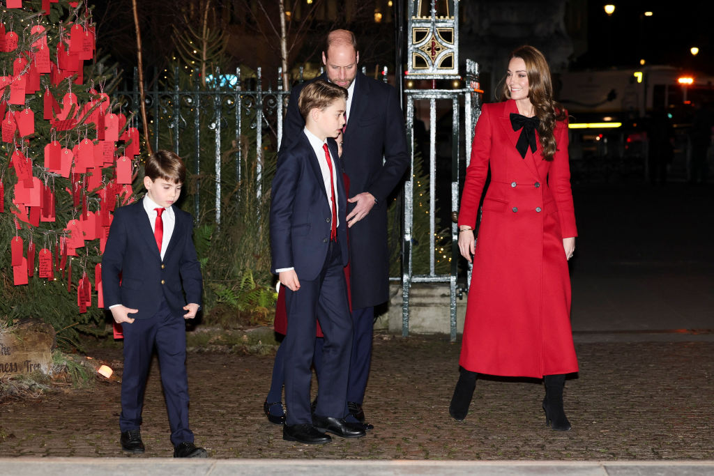 50 tons de vermelho e repetição de looks: a nova vibe fashion de Kate Middleton