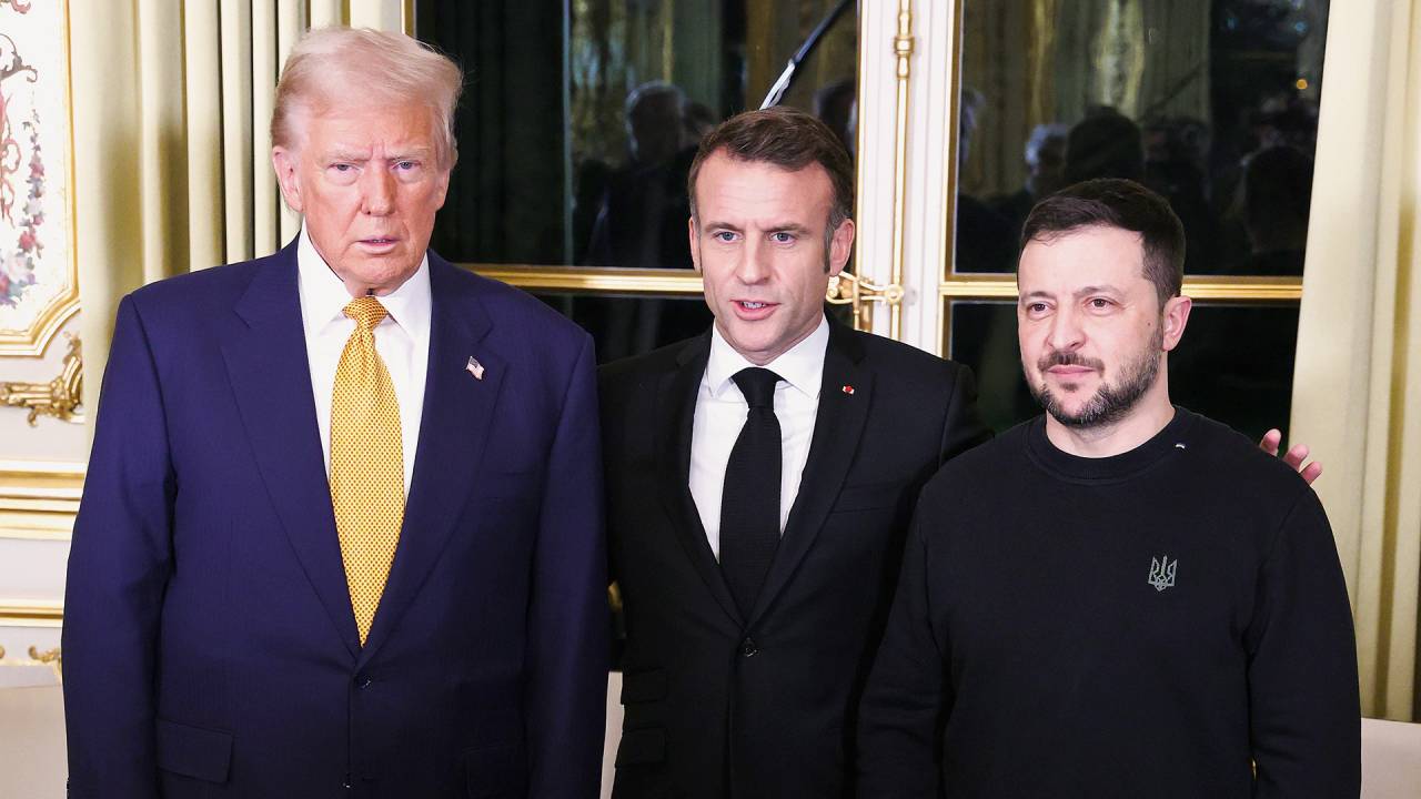 o presidente Emmanuel Macron recebeu no Palácio do Eliseu dois convidados, o presidente da Ucrânia, Volodymyr Zelensky, e o presidente eleito dos Estados Unidos, Donald Trump, em sua primeira viagem pós-eleição