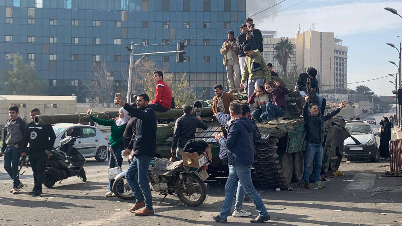 Síria - Sírios na capital, Damasco, celebram fim do regime de Bashar al-Assad (08/12/2024)