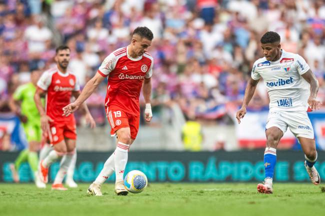 Fortaleza v International – Brasileirao 2024 FORTALEZA, BRAZIL - DECEMBER 8: Rafael Borre of Internacional (L) in action during the Brasileirao 2024 match between Fortaleza and International at Arena Castelao on December 8, 2024 in Fortaleza, Brazil. (Photo by Max Peixoto/Eurasia Sport Images/Getty Images)