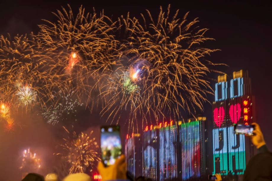 Fogos iluminam a cidade de Jilin, na China -