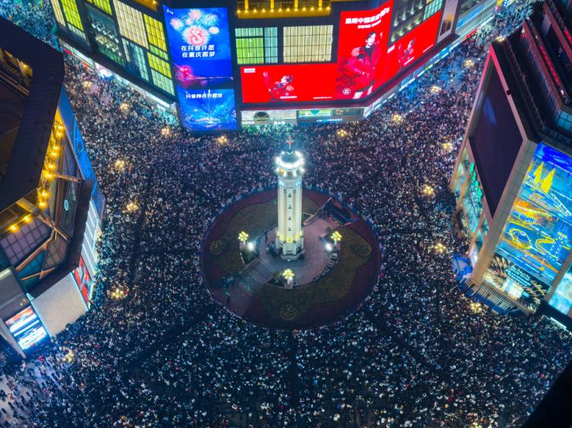 Milhares de pessoas se reúnem ao redor da praça de Jiefangbei, em Chongqing, na China, à espera de 2025 -