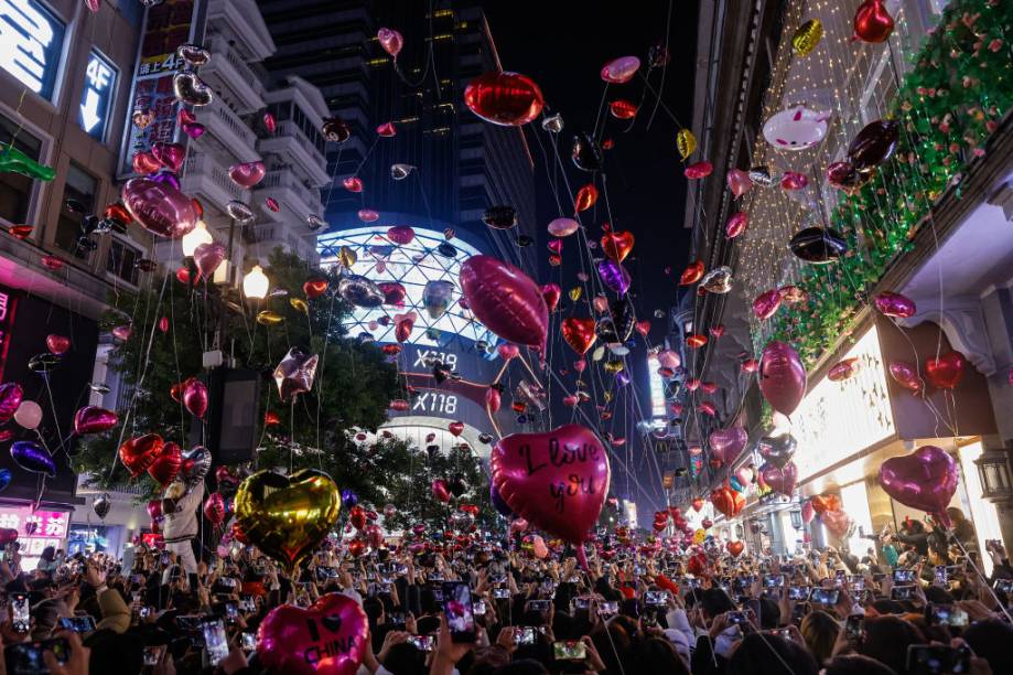 Balões caem sobre a população de Wuhan, na China, na virada do ano -