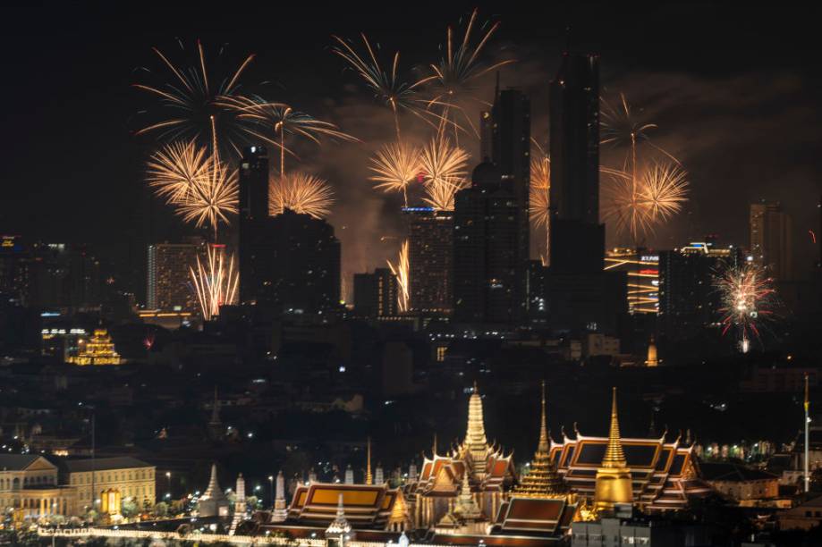 Fogos iluminam silhueta da arquitetura de Bangkok, na Tailândia, comemorando a chegada do ano novo -
