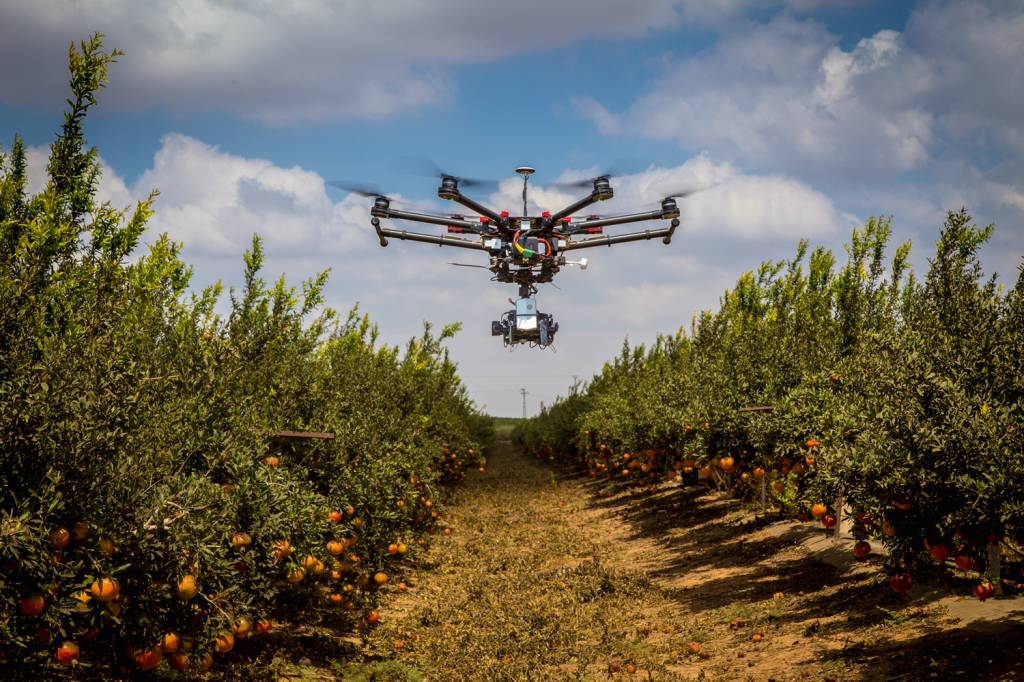 GettyImages-601072184.jpg NO CAMPO - Drone em plantação: boa conexão melhora a produtividade