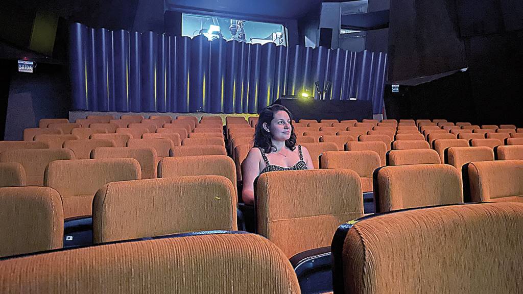 Isabella4-(1) O MOMENTO É DELA - Café com um bom folhado antes do filme é o ritual de Isabella Arice, 27 anos, quando dá de ir desacompanhada ao cinema, o que adora. “É uma forma de conseguir parar e pensar em mim mesma”, conta.