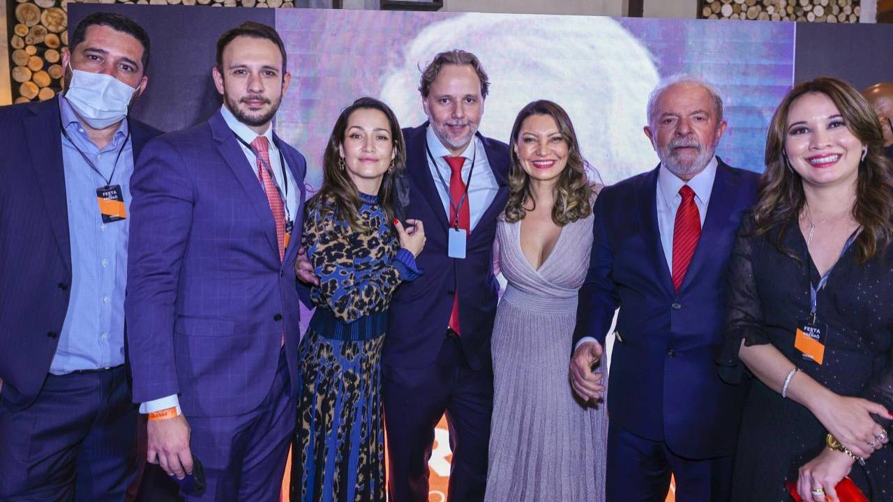 Marco Aurélio Carvalho, coordenador do Prerrogativas, ao lado de Janja, Lula e da advogada Gabriela Araújo, nomeada pelo presidente desembargadora do TRF-3