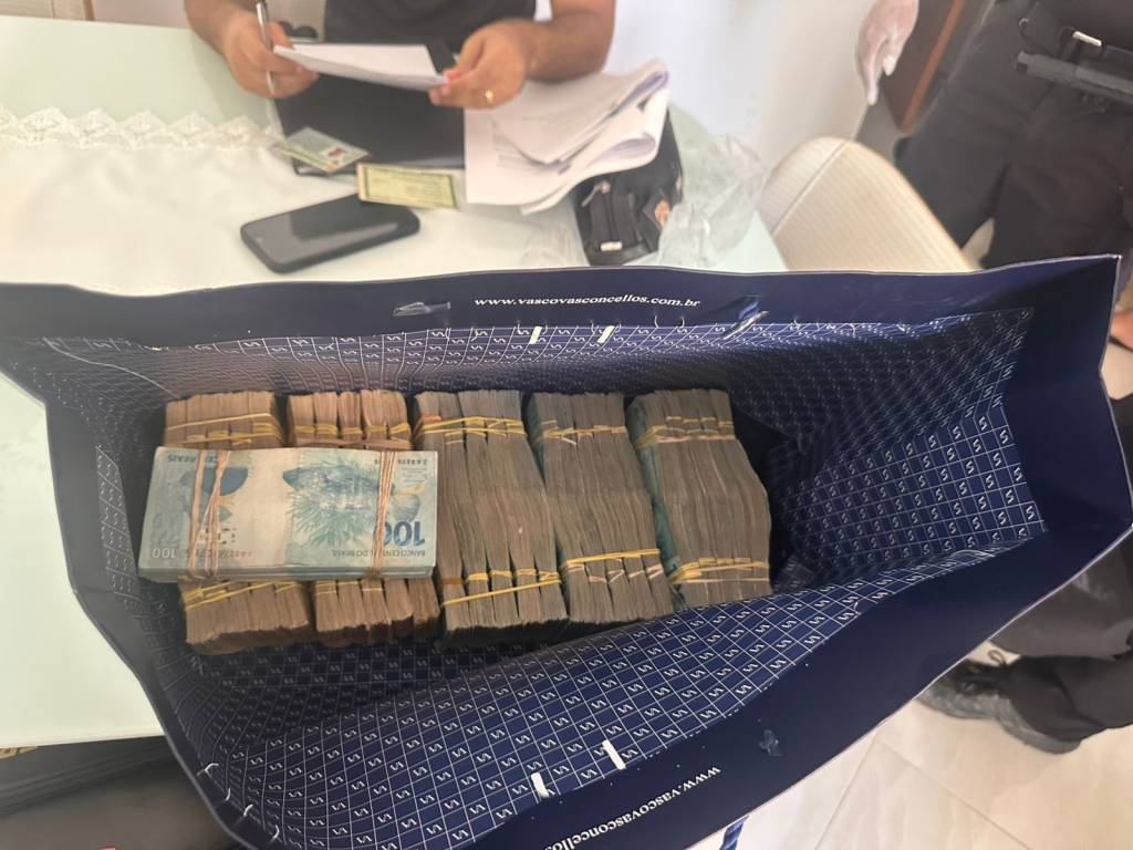 Integrantes do governo comemoraram operação que faz a classe política tremer