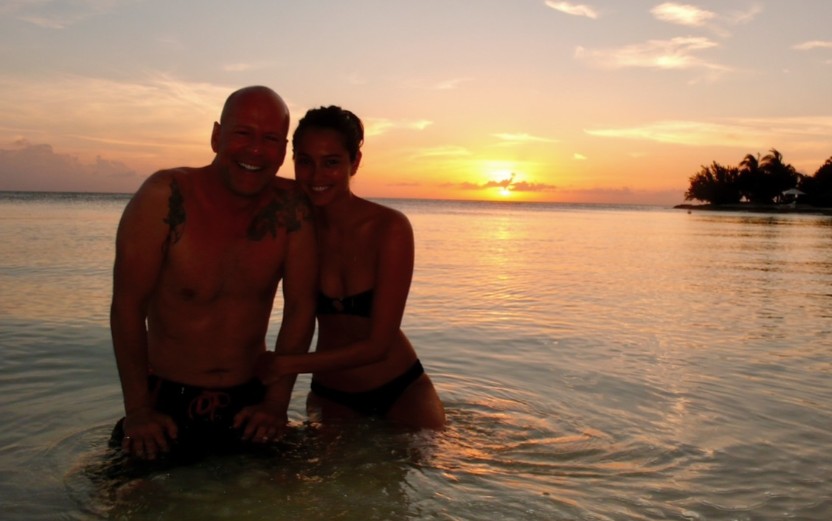 Mulher de Bruce Willis, Emma Heming, ao lado do ator