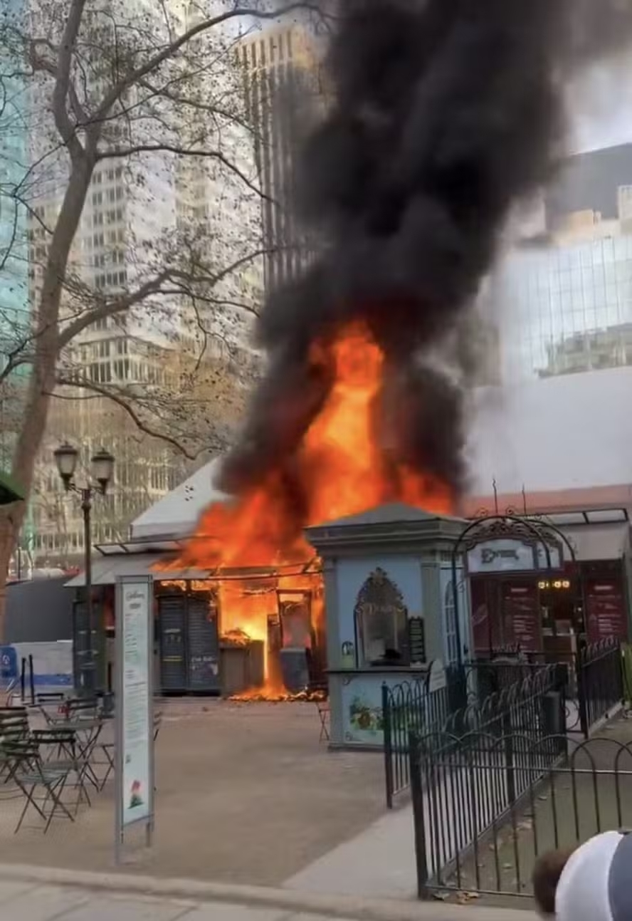 Incêndio atinge famosa vila de Natal em parque de Nova York
