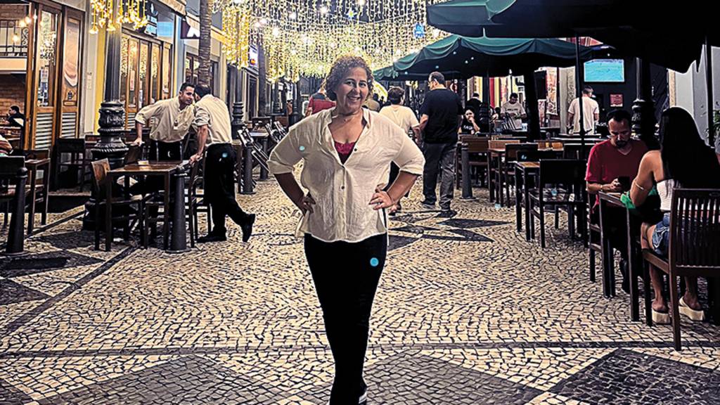 claudia.jpeg ESCOLHA DE VIDA - A administradora de empresas Cláudia Barros, 60 anos, se separou, as filhas foram saindo de casa e ela se viu sozinha, mas plena. “Sinto uma liberdade”, diz ela, que aprecia viagens solo e sempre faz amigos.