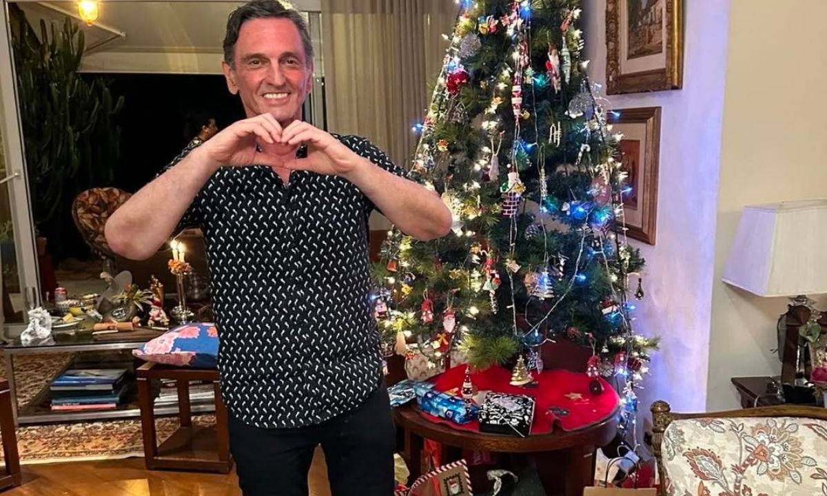 O cantor Paulo Miklos deixa o hospital e passa o Natal em casa
