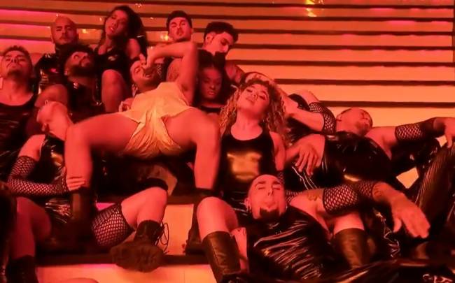 pedrosampaio Pedro Sampaio faz apresentação ousada no Prêmio Multishow