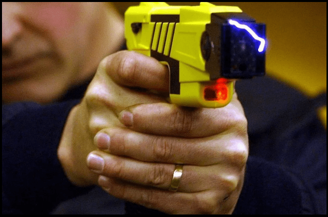 Governo vai distribuir 20 mil ‘pistolas elétricas’ para as polícias