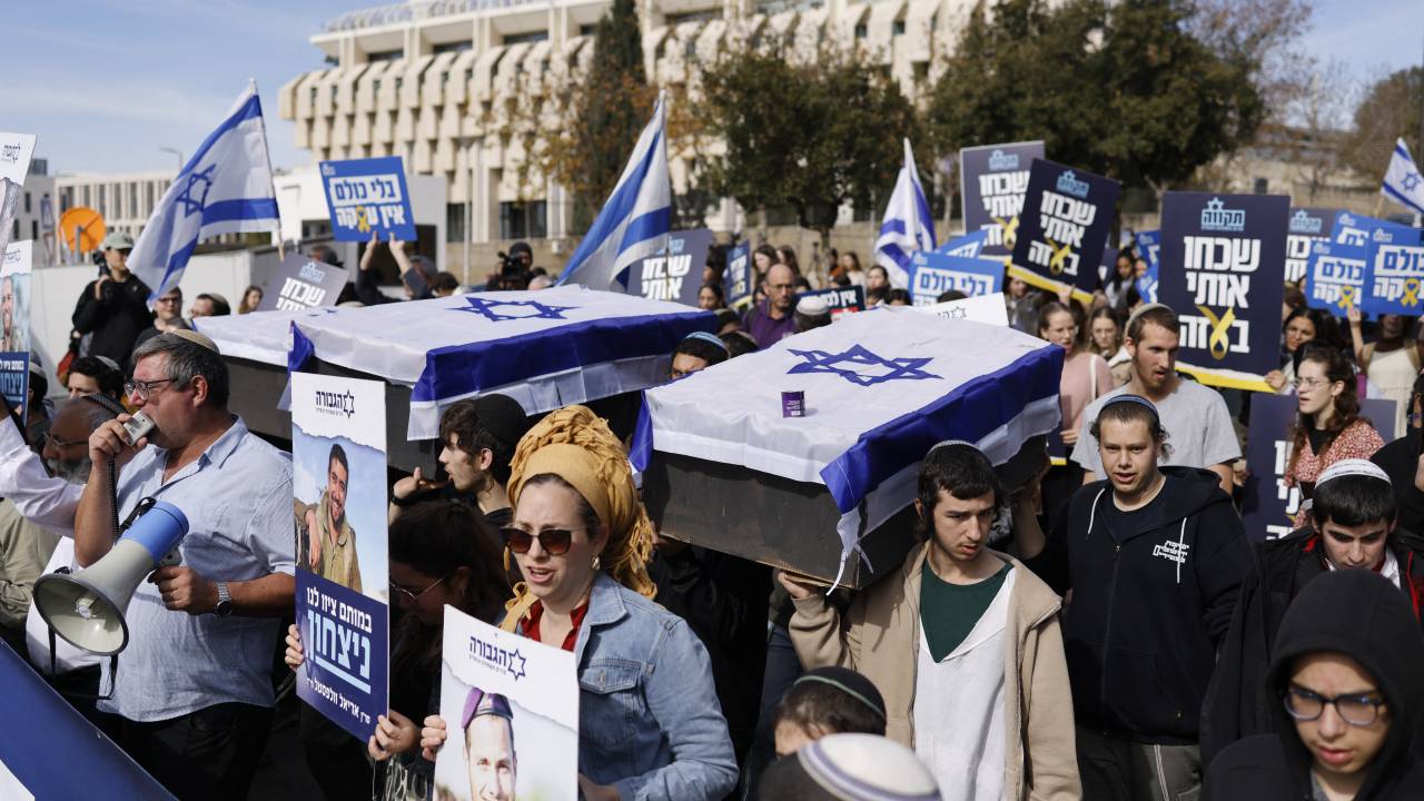 Manifestantes em Jerusalém contra o cessar-fogo na guerra entre Israel e Hamas