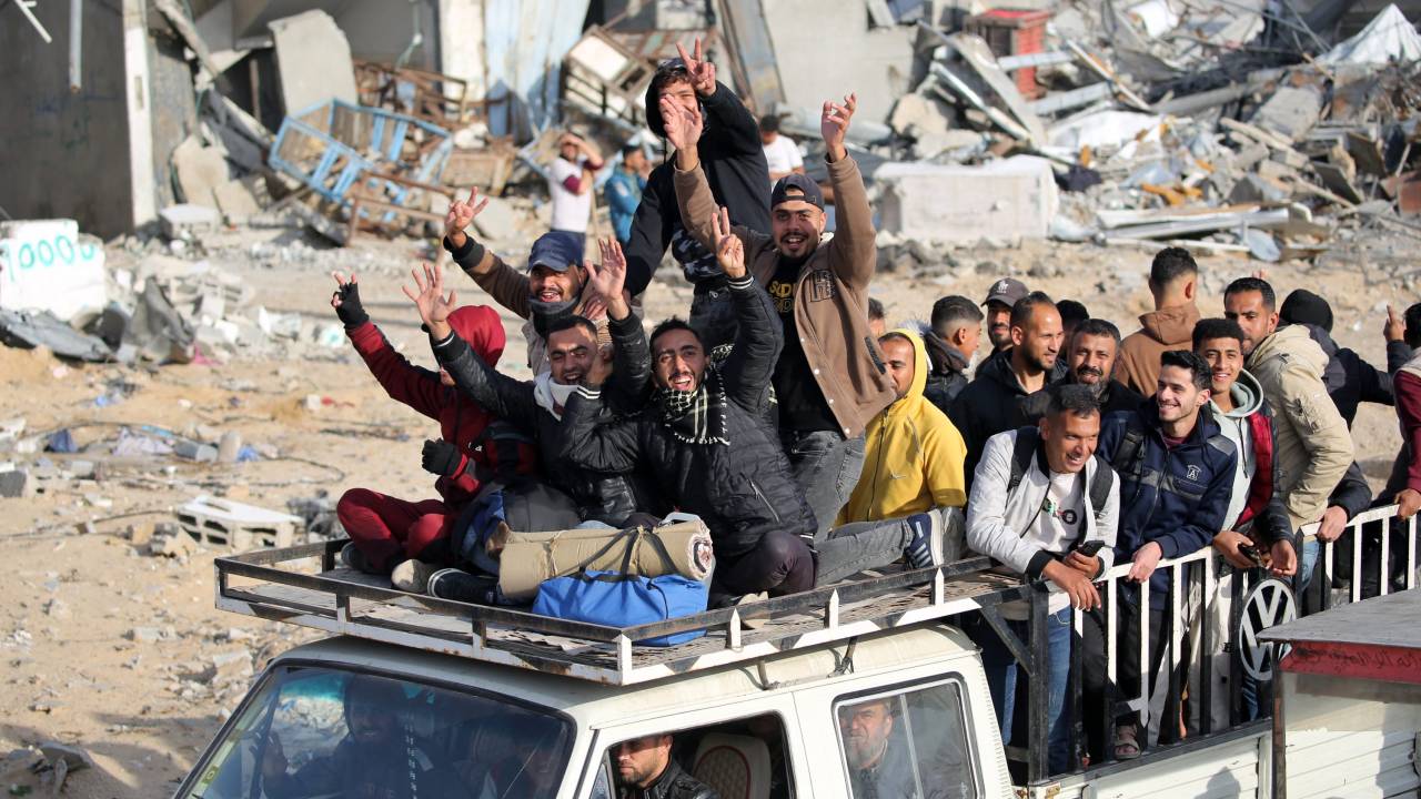Palestinos comemoram ao retornar para Rafah, na Faixa de Gaza (19/01/2025)