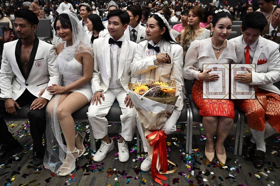 Casais do mesmo sexo exibem suas certidões de casamento durante megaevento de uniões homoafetivas em Bangkok. 23/01/2025 -