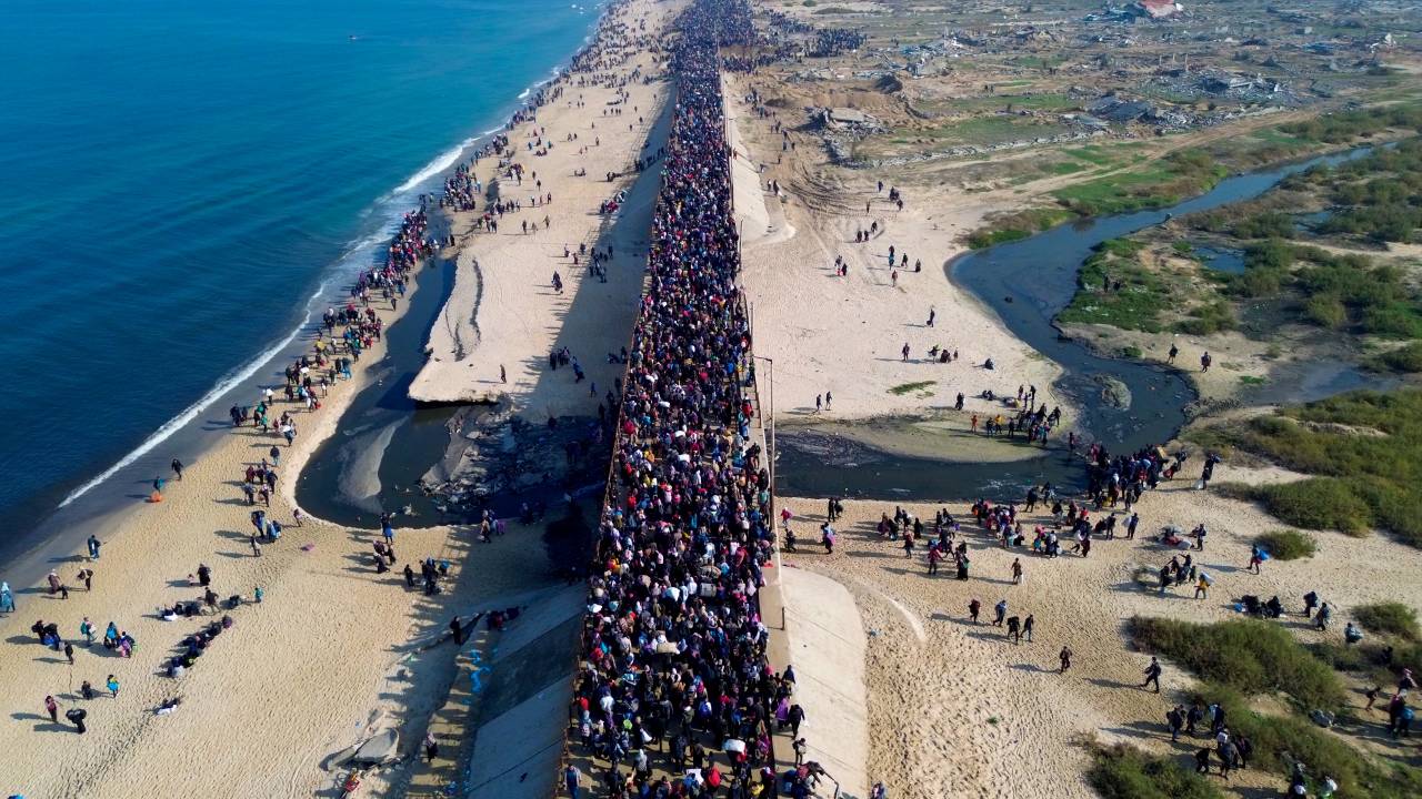 durante a volta dos palestinos para o norte da Faixa de Gaza, ao amanhecer da segunda 27