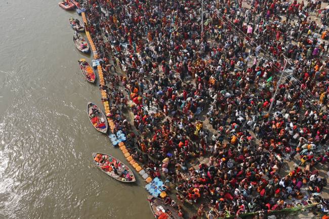 INDIA-RELIGION-FESTIVAL-ACCIDENT Peregrinos reunidos para mergulhar nas águas sagradas do Sangam durante a peregrinação hindu de Kumbh Mela, na Índia. 29/01/2025