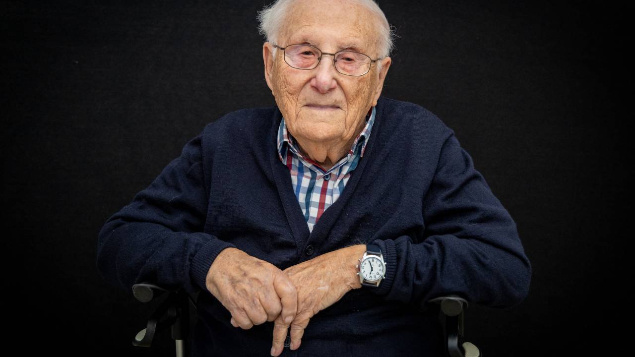 Sobrevivente de Auschwitz, Albrecht Weinberg devolve condecoração alemã após aliança de conservadores e extrema-direita