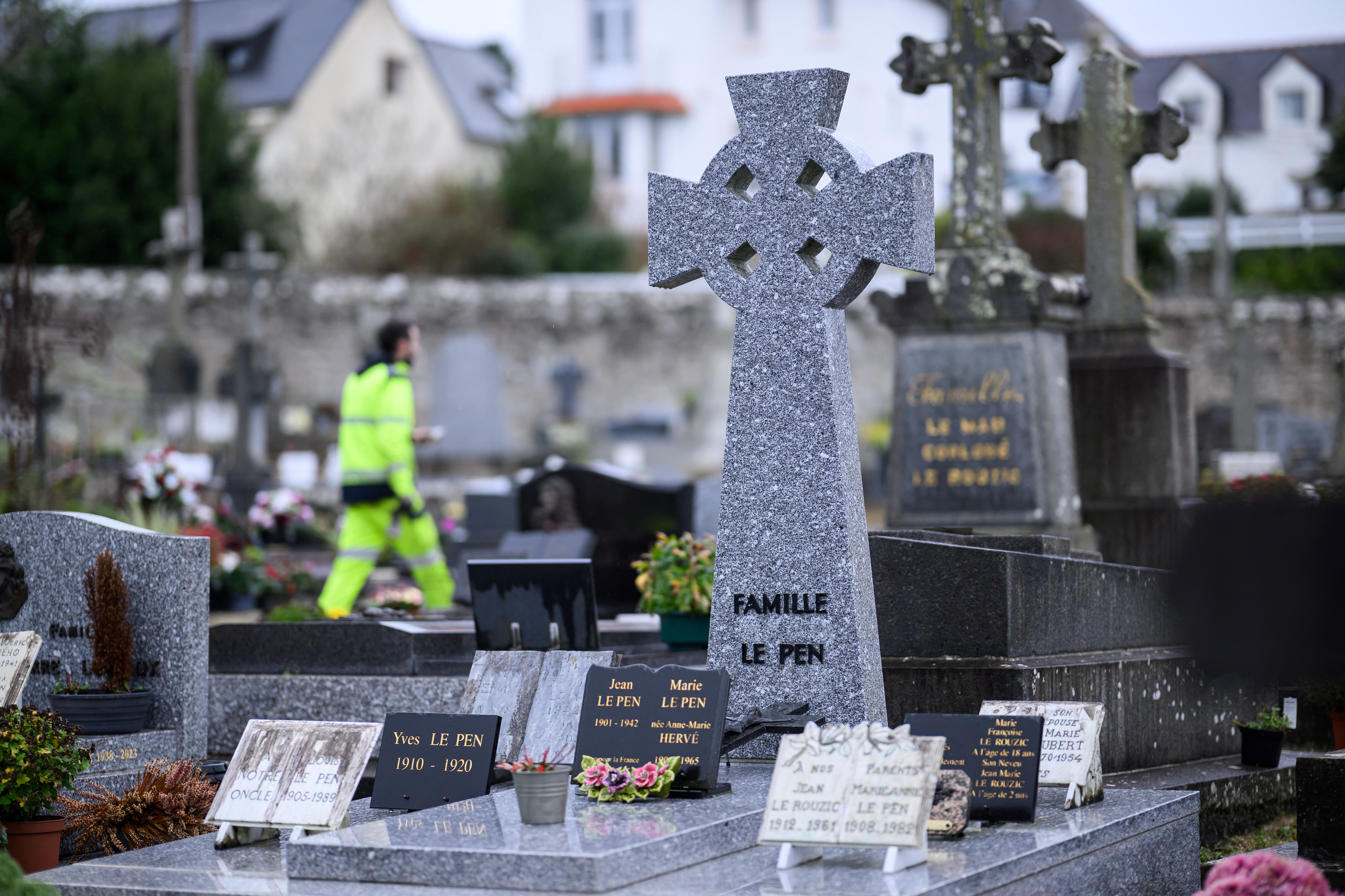 Túmulo de ex-líder da extrema direita Jean-Marie Le Pen é vandalizado na França