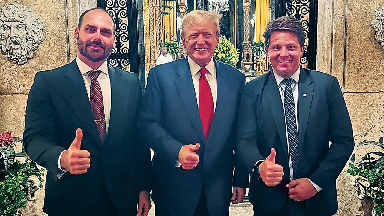 REVIRAVOLTA - Eduardo Bolsonaro e Trump: o presidente americano teria prometido pressão contra “perseguidores”
